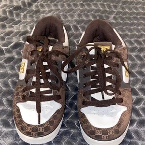 DC, size 9, brown with gold